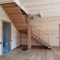 Изготовление и продажа деревянных лестниц АКБ Дизайн